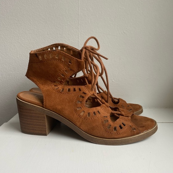 SO Furl Women’s size 6 1/2 block heel sandal - Picture 2 of 4